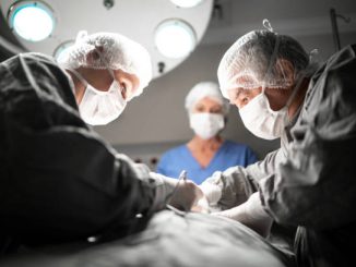 Le stress agit directement sur la santé capillaire. Il déclenche des réactions biologiques qui affaiblissent les follicules. Ainsi,