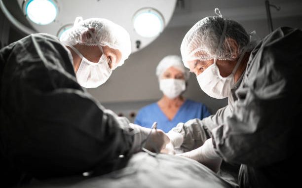 Le stress agit directement sur la santé capillaire. Il déclenche des réactions biologiques qui affaiblissent les follicules. Ainsi,