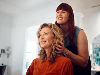 La biotine est une vitamine essentielle pour les cheveux. En effet, elle aide à renforcer leur structure. Par conséquent, elle limite