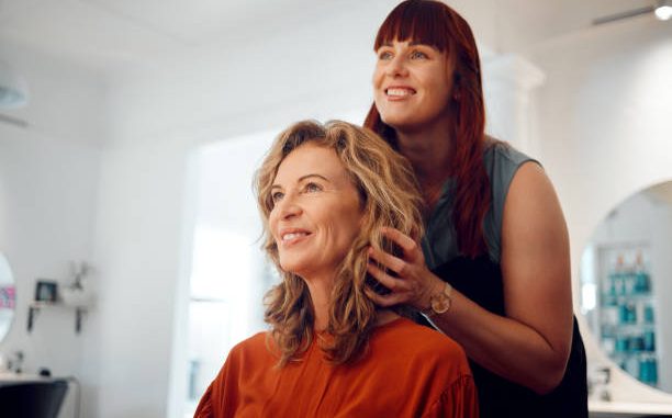 La biotine est une vitamine essentielle pour les cheveux. En effet, elle aide à renforcer leur structure. Par conséquent, elle limite