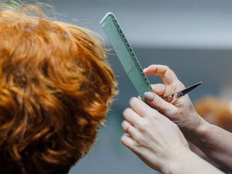 L’alopécie affaiblit les cheveux de manière progressive. Par conséquent, il faut choisir les bons produits. Ensuite, certains soins