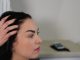 Les appareils chauffants abîment les cheveux à long terme. Par exemple, le fer à lisser ou le sèche-cheveux dégradent la fibre.