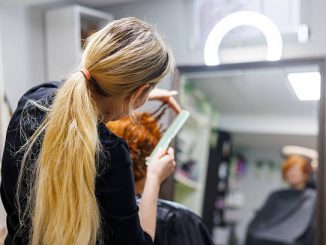 Beaucoup de personnes pensent que couper les cheveux les renforce. En effet, cette idée revient souvent. Pourtant, les cheveux