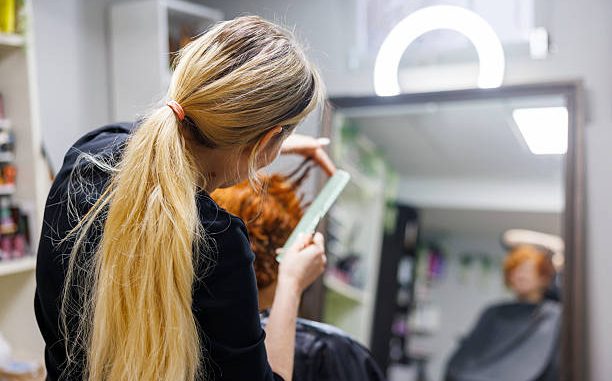 Beaucoup de personnes pensent que couper les cheveux les renforce. En effet, cette idée revient souvent. Pourtant, les cheveux
