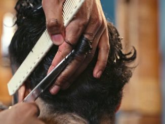 Les cheveux ont besoin de nutriments pour croître et rester forts. En effet, le cuir chevelu fonctionne comme la peau.