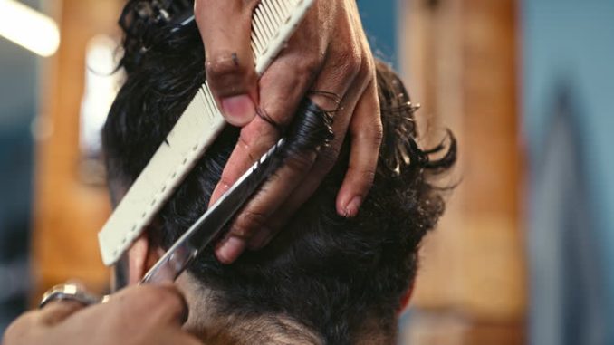 Les cheveux ont besoin de nutriments pour croître et rester forts. En effet, le cuir chevelu fonctionne comme la peau.
