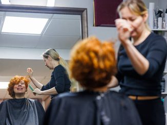 Les cheveux ont besoin de nutriments pour rester forts et brillants. Donc, consommez des aliments riches en protéines et vitamines.