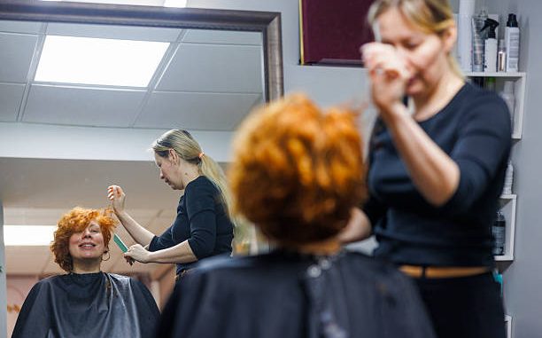 Les cheveux ont besoin de nutriments pour rester forts et brillants. Donc, consommez des aliments riches en protéines et vitamines.