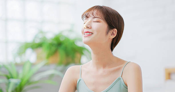 Tout d’abord, la respiration alternée est un exercice de yoga très connu. Ensuite, elle permet d’ouvrir naturellement les deux narines.