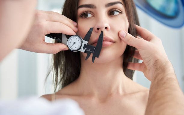 Avant de réaliser une rhinoplastie, il reste indispensable de consulter un ORL. En effet, l’ORL évalue la structure interne du nez.