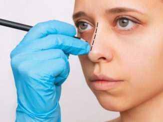 Un traumatisme nasal peut avoir plusieurs origines. En effet, un accident, une chute ou un coup violent peuvent le provoquer.