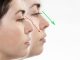 Après une rhinoplastie, les soins post-opératoires jouent un rôle clé dans la récupération. Ainsi, ils facilitent le retour