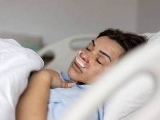 De nombreuses personnes naissent avec une structure nasale asymétrique. Ainsi, leur respiration est compromise dès l’enfance.