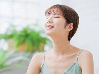 Un nez bossu présente généralement une bosse osseuse ou cartilagineuse. Cette particularité modifie la ligne dorsale du nez.