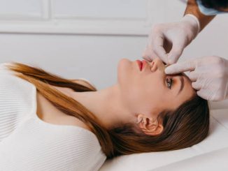 La rhinoplastie fonctionnelle vise à corriger les problèmes respiratoires. Elle n’a pas pour but principal l’esthétique. Toutefois,