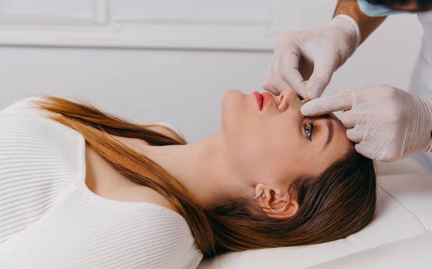 La rhinoplastie fonctionnelle vise à corriger les problèmes respiratoires. Elle n’a pas pour but principal l’esthétique. Toutefois,