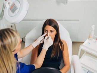 Tout d’abord, les lavages nasaux permettent de dégager les voies respiratoires encombrées. Ensuite, ils éliminent les allergènes,
