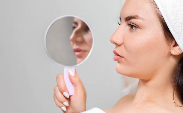 Tout d’abord, il est essentiel de rappeler le rôle de la respiration nasale. En effet, le nez filtre, humidifie et réchauffe l’air inspiré.