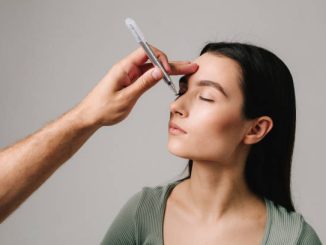 Tout d’abord, la cloison nasale est une paroi fine composée d’os et de cartilage. Ensuite, elle sépare les deux cavités nasales