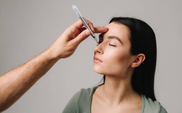 Tout d’abord, la cloison nasale est une paroi fine composée d’os et de cartilage. Ensuite, elle sépare les deux cavités nasales