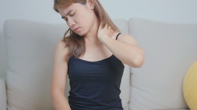 Après une opération, le nez peut rester obstrué. Déboucher naturellement son nez après chirurgie demande de la douceur.