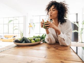 Le yoga favorise l’alignement du corps et de l’esprit. En effet, chaque posture encourage la concentration. De plus, la respiration