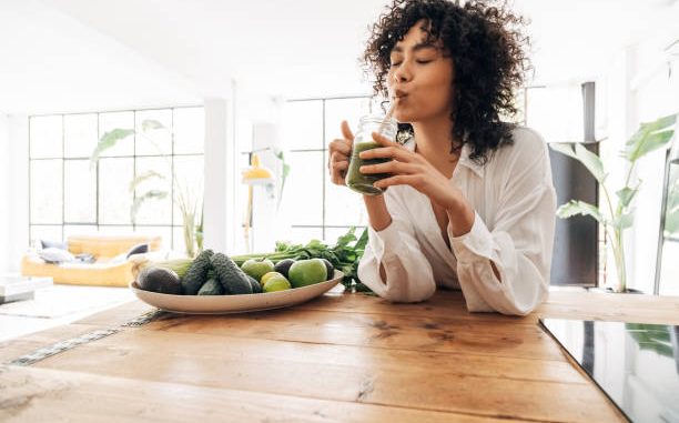 Le yoga favorise l’alignement du corps et de l’esprit. En effet, chaque posture encourage la concentration. De plus, la respiration